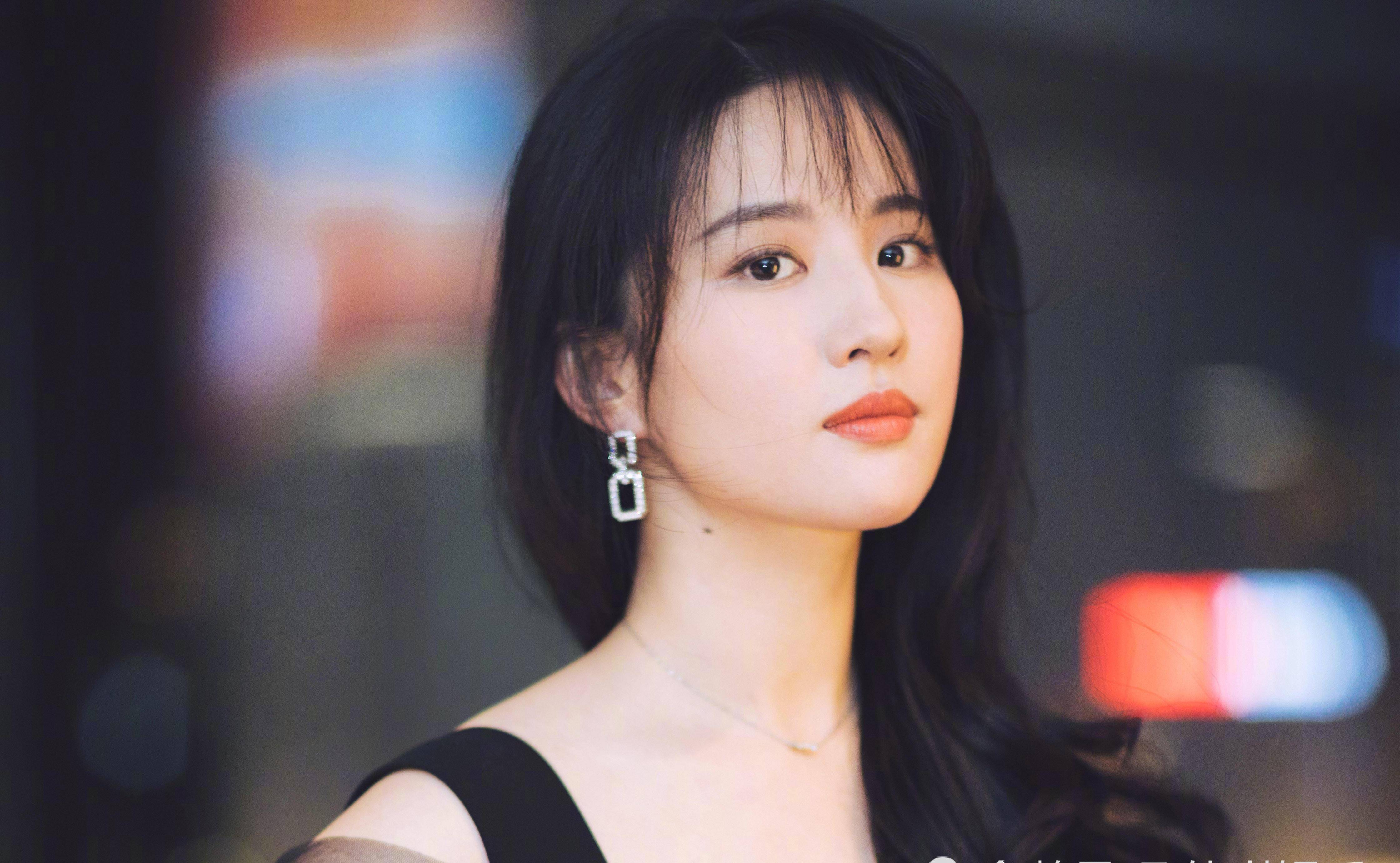 "圆梦工具"刘亦菲,5岁认干爹14岁出道,皆来自母亲的野心抱负_刘晓莉