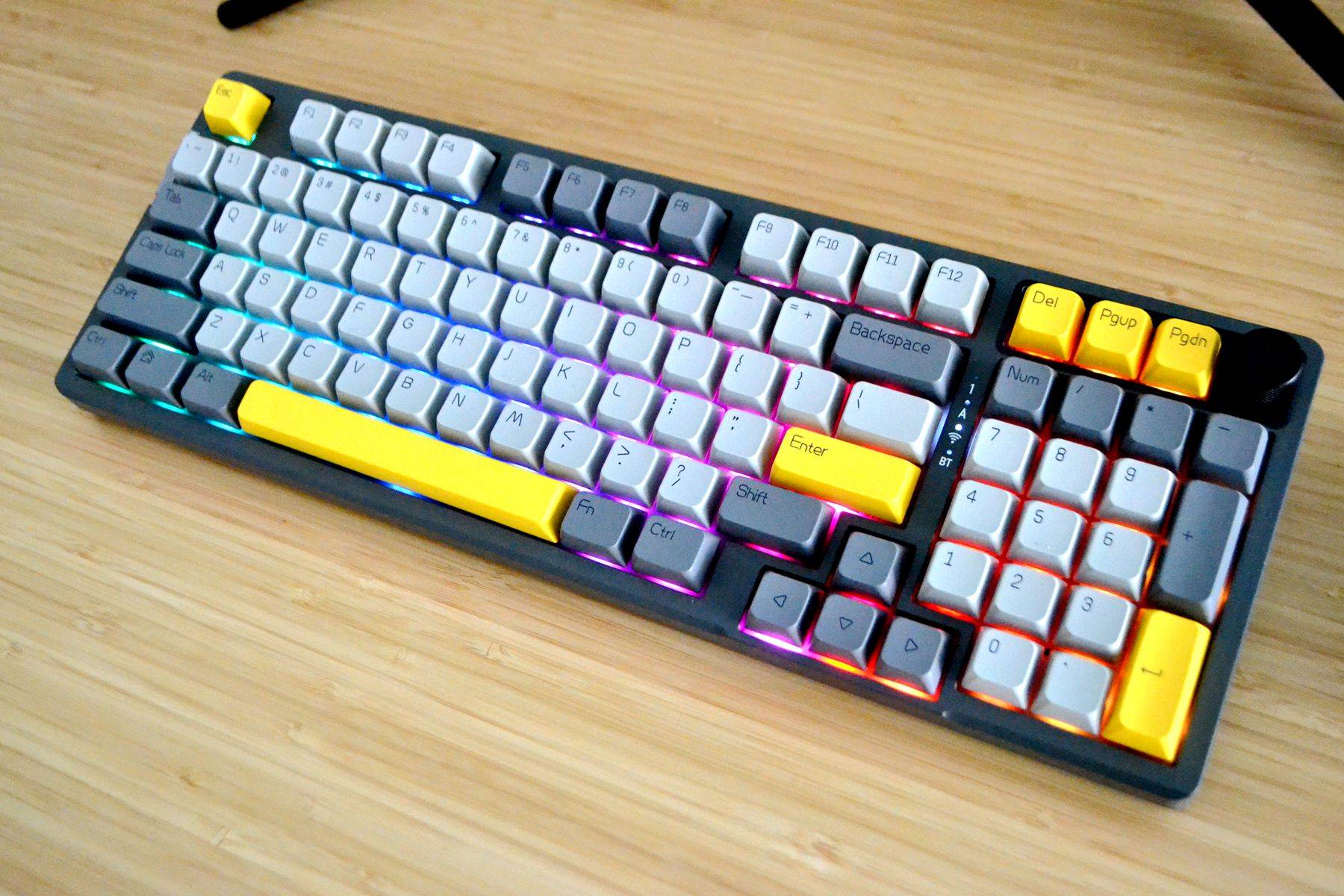 原创今年流行机械键盘流行客制化黑爵ak966三模gasket机械键盘体验