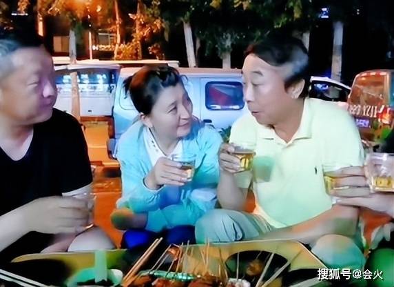 64岁冯巩街边撸串喝酒!吃羊腰蝉蛹太真实