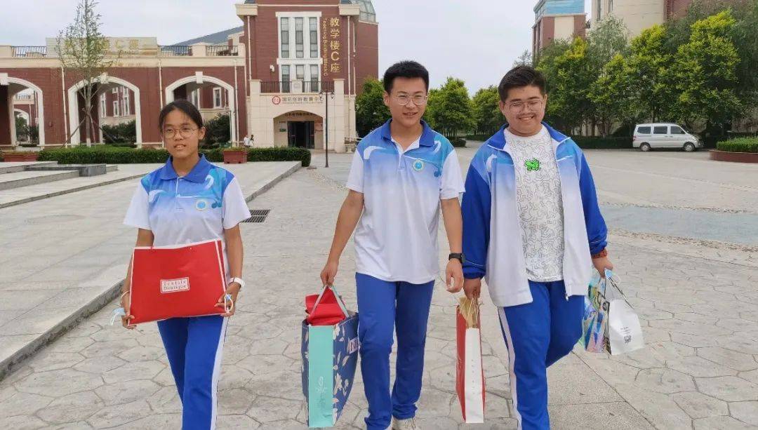 潍坊新纪元综合高中活动育人回访慰问固堤敬老院