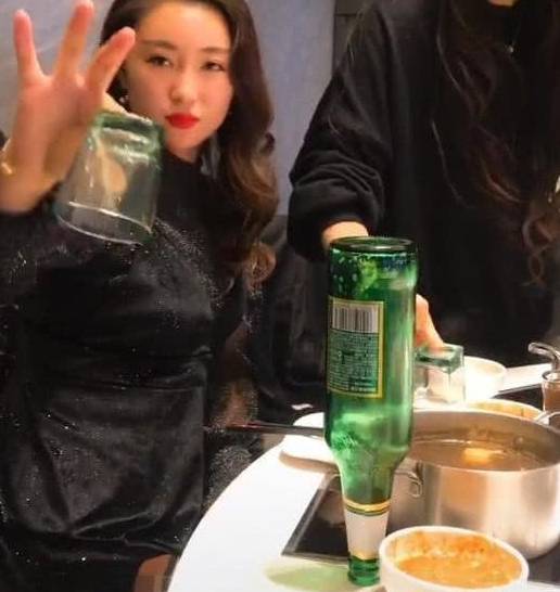 现场就开始秀起了"绝活",桌子上面还摆着一个倒立的啤酒瓶,看起来这个