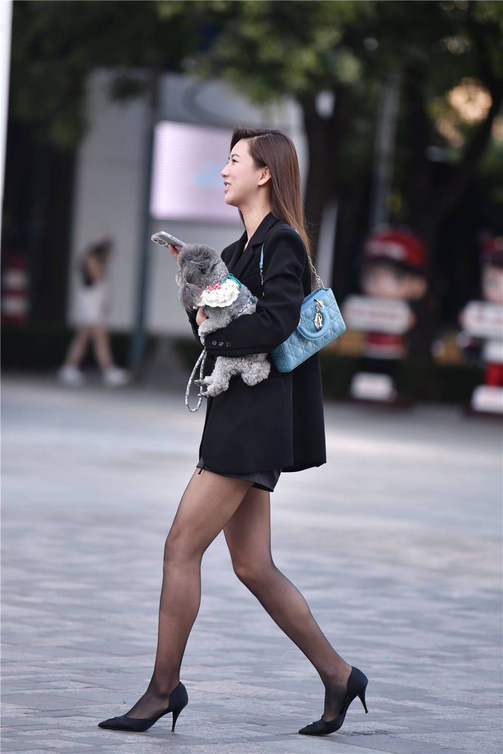 黑色丝袜搭配高跟鞋,夏季穿着依旧经典,爱美的你尝试一下吧_美女_风格