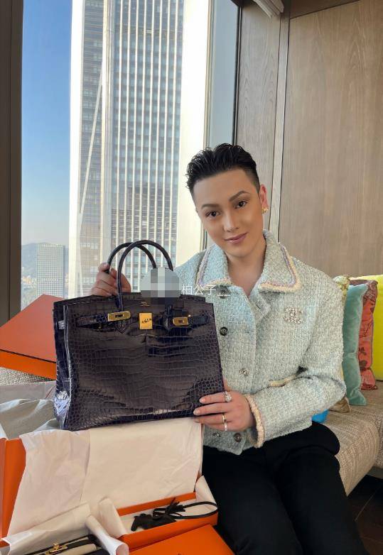 柏公子:雌雄难辨"真贵妇",碰瓷秦奋惹争议,神豪老爷到底是谁_保时捷