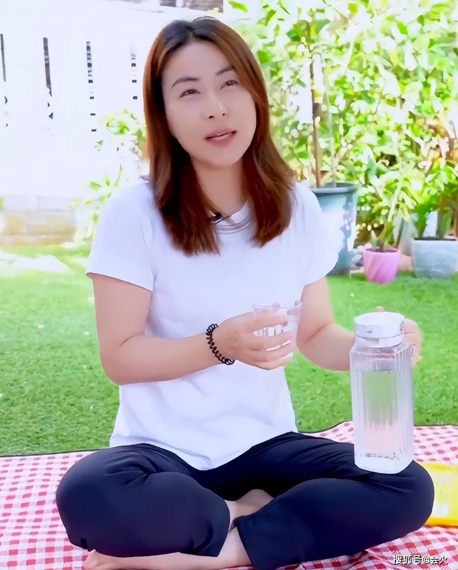 郭晶晶家中院子办野餐,打扮朴素手臂显壮实