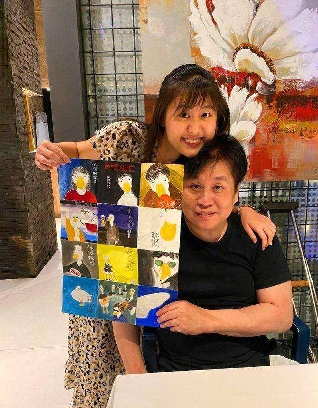62岁郑智化,瘫坐轮椅,妻子和22岁女儿露面,时尚美貌娇俏如花