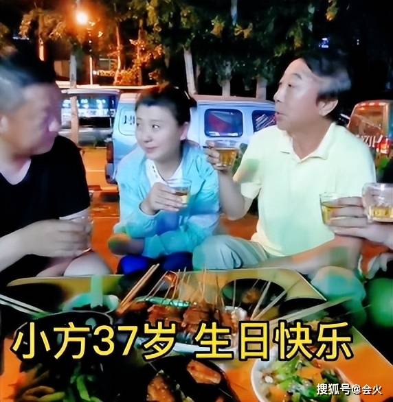 64岁冯巩街边撸串喝酒!吃羊腰蝉蛹太真实