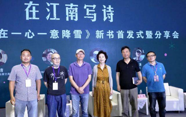 《世界在一心一意降雪》是诗人小海四十年诗歌创作成果的精选集,近期