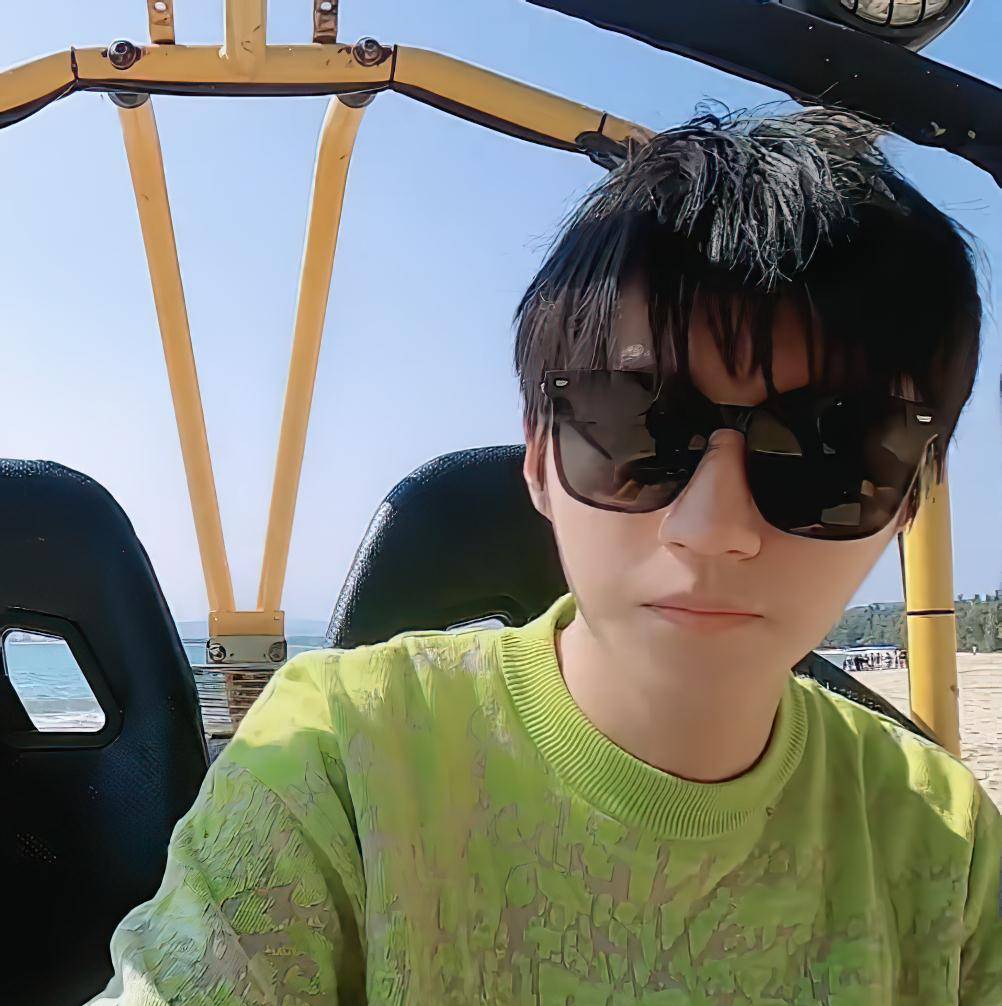 王俊凯在沙滩上飙车,"一字发际线"太抢镜,网友:你才21岁啊_少年_时尚