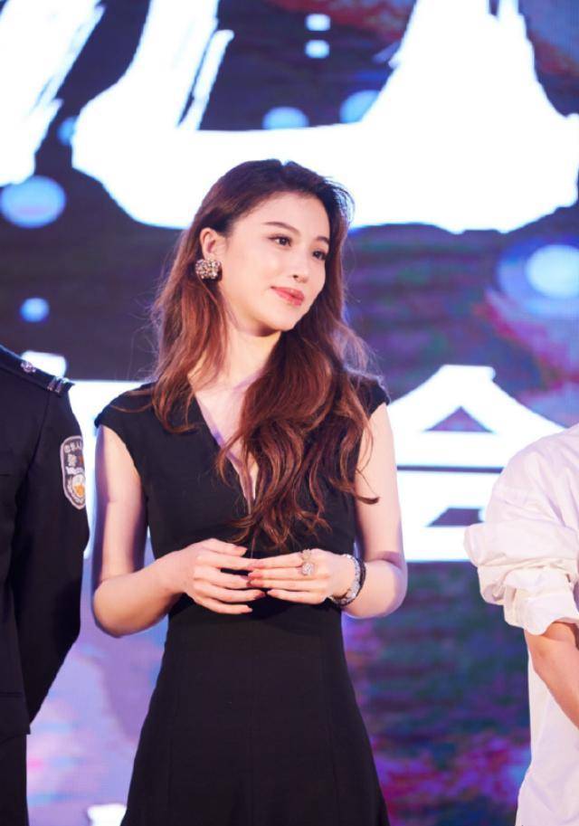 刘翔前妻葛天可真会玩,穿古风旗袍拍写真,这颜值可以出道了_时尚_的