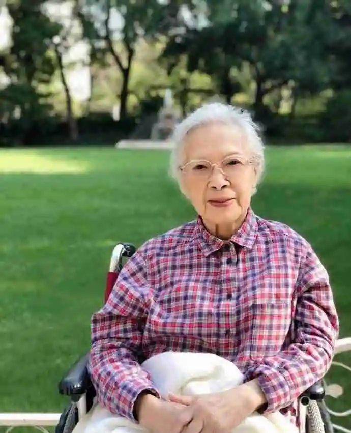 秦怡的优雅真自然,"睡衣裙"穿出名媛范,98岁不扮俏很有底气_气质_气色