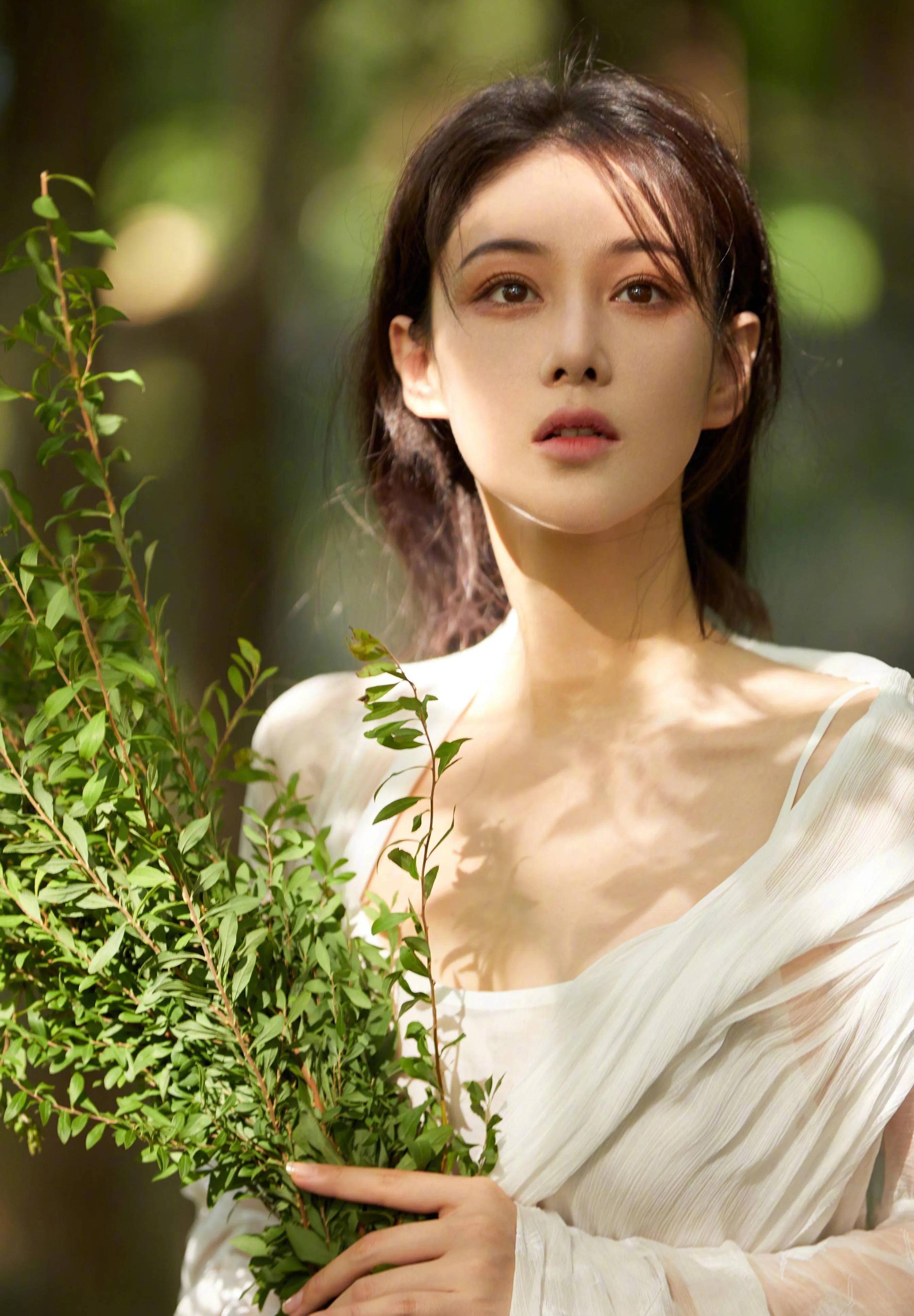 张馨予本来就是一个美人坯子,面相和身材都姣好.