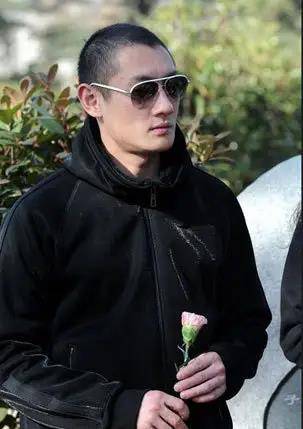 孩子们打扫干净,然后就在坟前跪下,父亲汪雨和他的朋友在后面,几个人