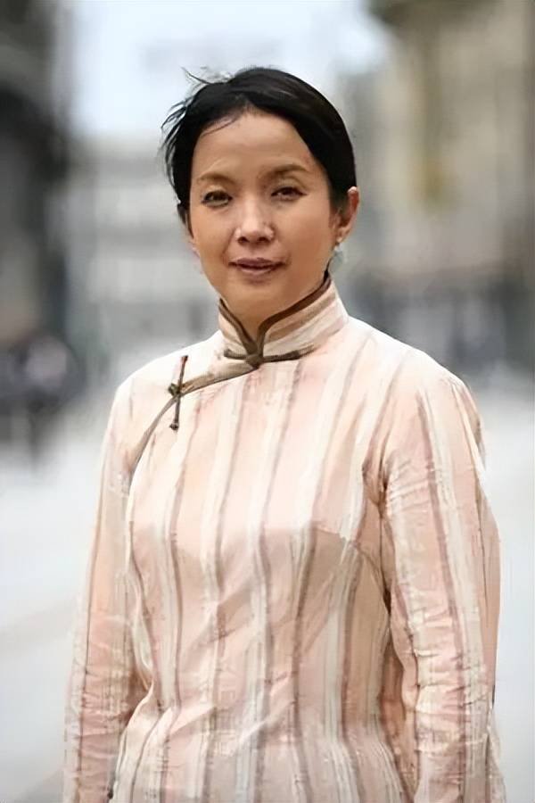 62岁老戏骨吕丽萍发文祝福美国生日快乐 评论区炸了