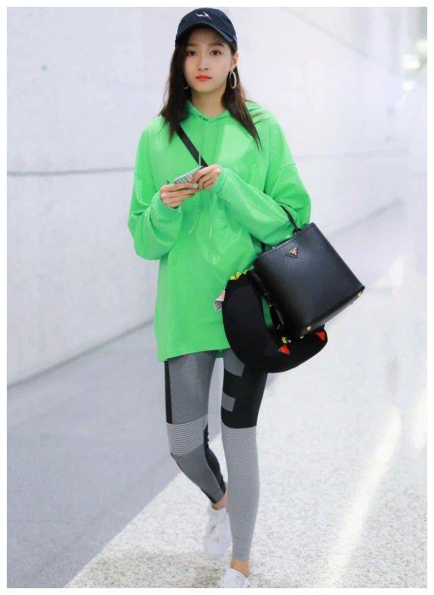 原创关晓彤穿着活力满分的绿色卫衣却搭忒土的条纹裤是咋想的