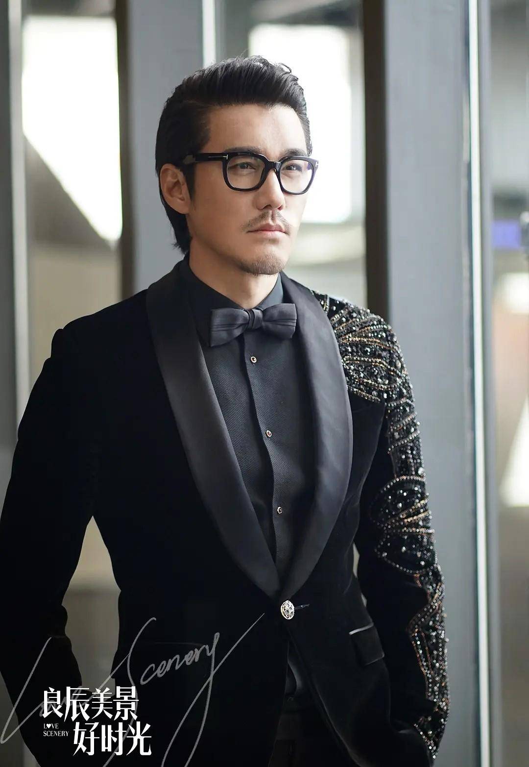 原创50岁胡兵颜值太高九头身比例不输超模身材肌明显西装都遮不住