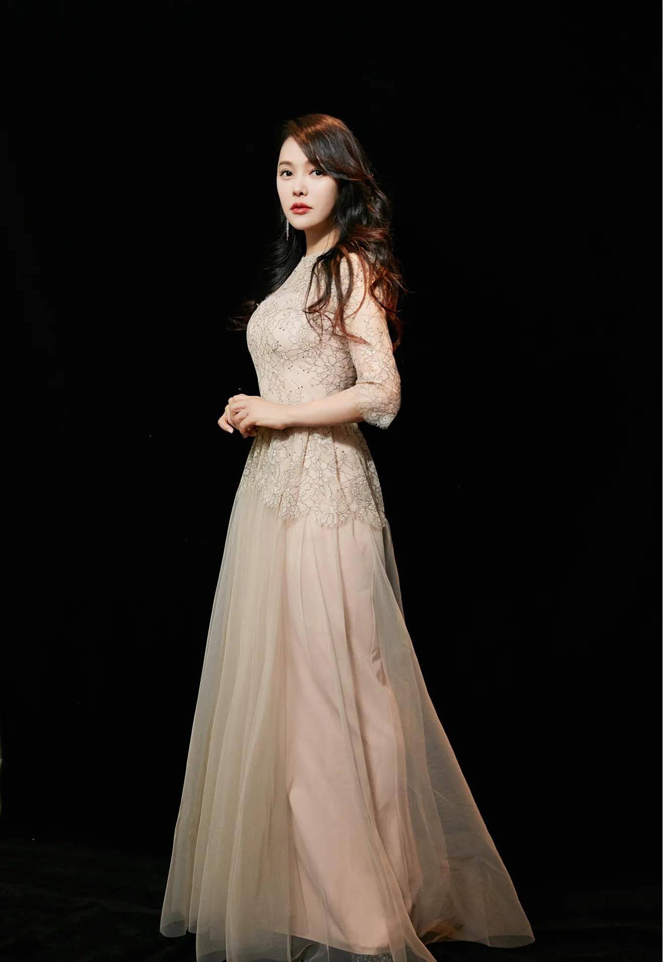 52岁伊能静复出,穿时尚深v长裙,身材保持完美_女明星_连衣裙_那可