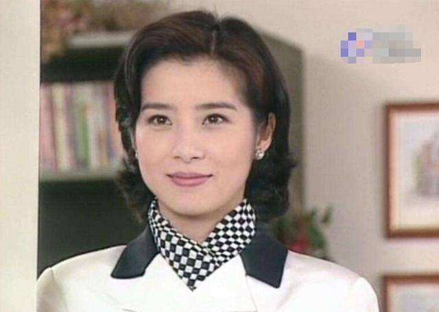 后来她真的做到了,一部《花开花落》搭档焦恩俊,她获得了金钟奖视后的