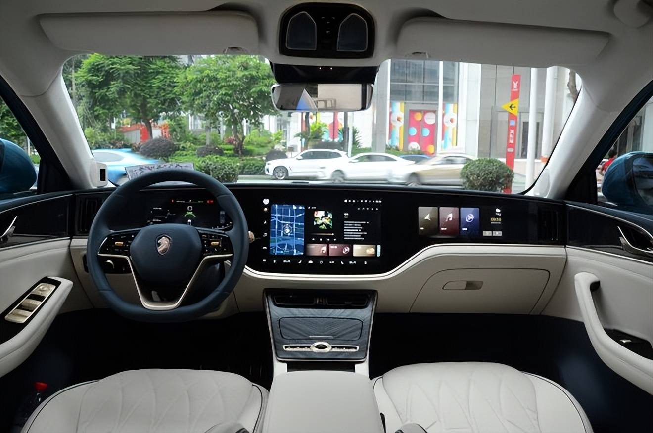 内饰配置科技感强恒驰5的行李箱做得很平整,盖板下部除了存放随车工具