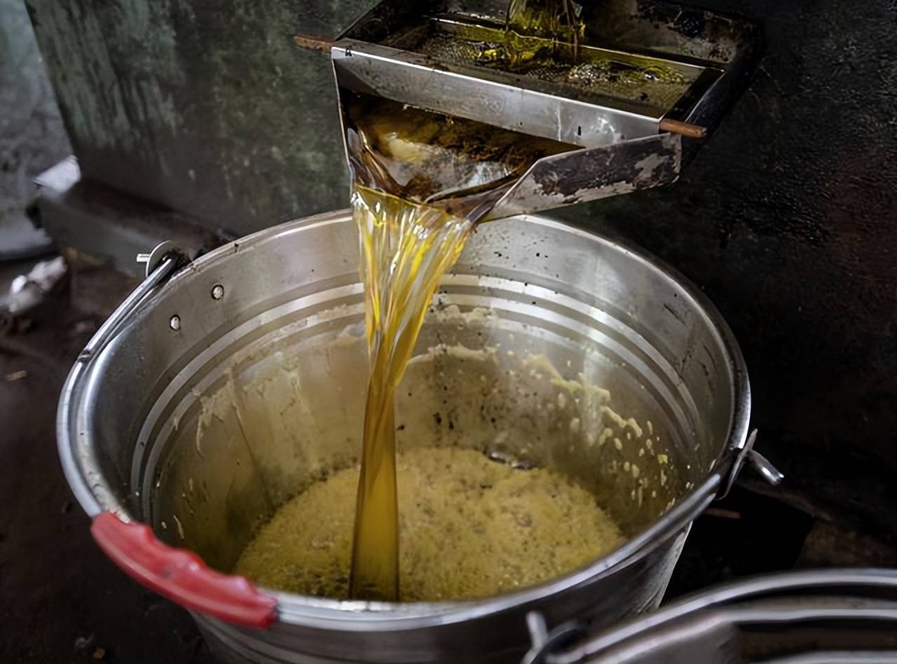 农村榨油不用钱,剩下的菜籽渣和花生渣不给你,他们会拿来干什么?