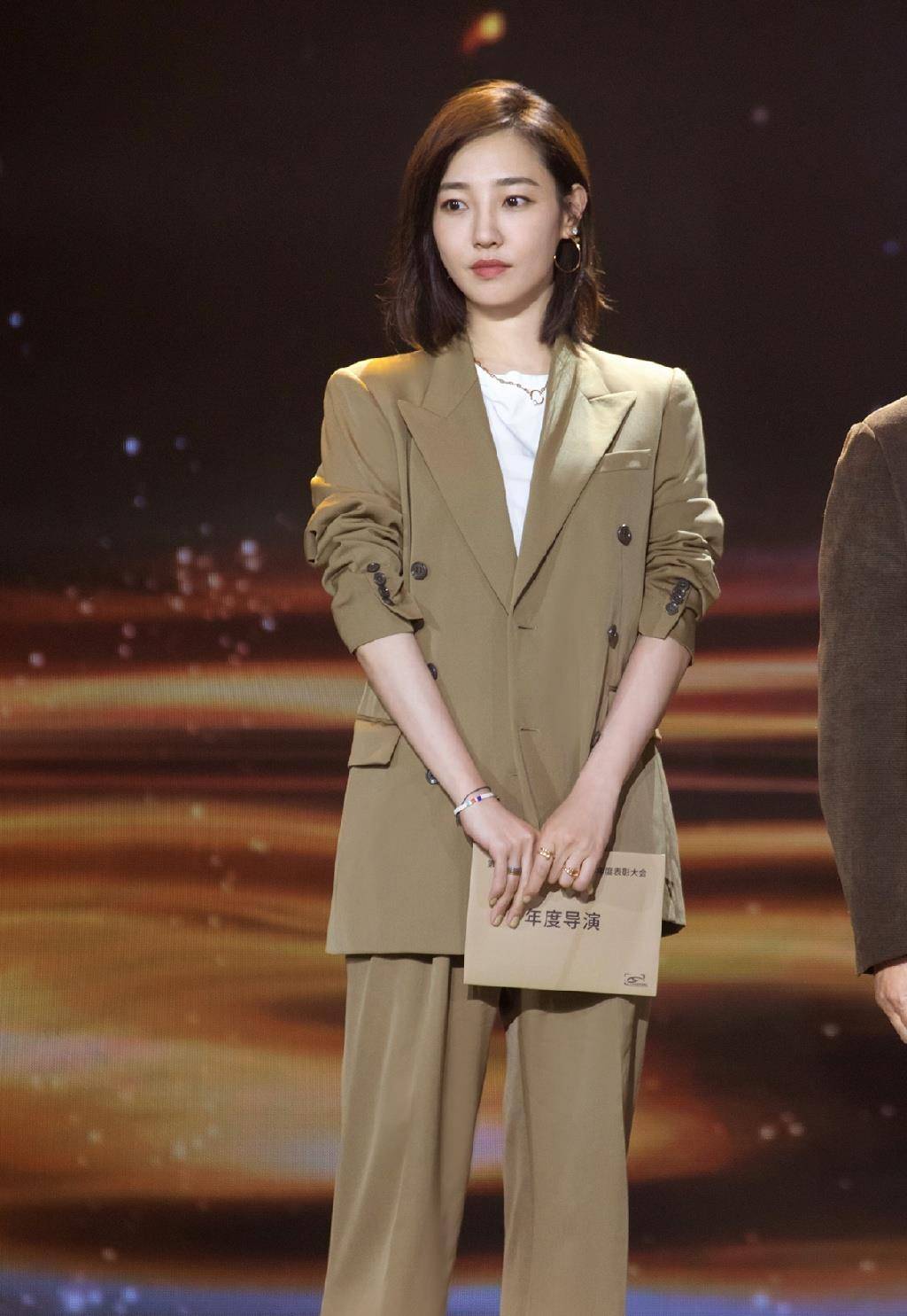 原创白百何真会穿踩时尚高跟鞋出镜配9分牛仔裤凹出笔直大长腿