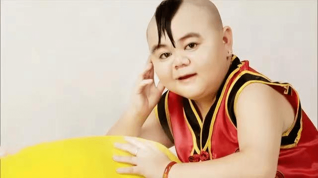 这位小矮人张荣,是四川巴中人.