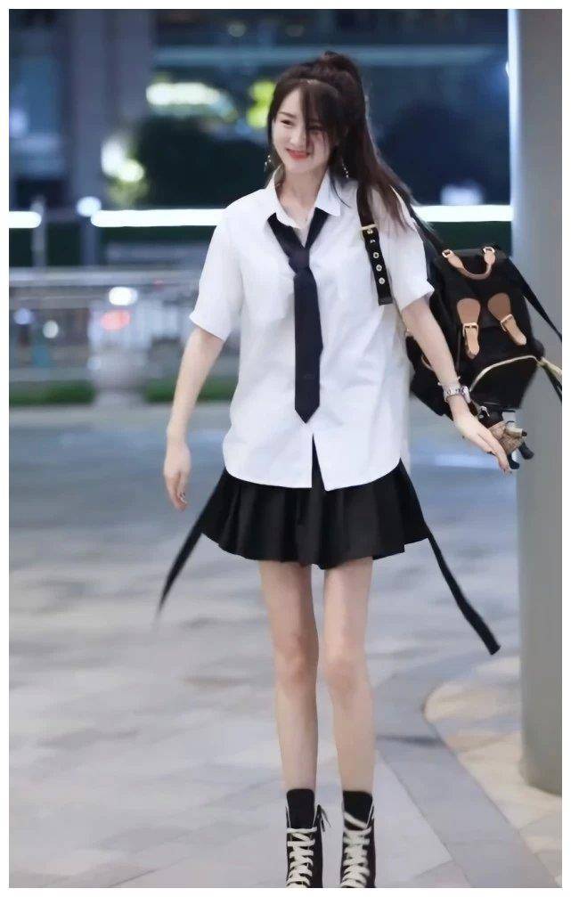 见过高帮鞋,但晨妍的"高帮拱拱鞋"第一次见,帅气还能显腿长_高跟鞋