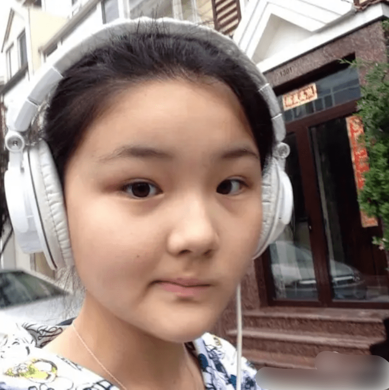 孙楠带女儿看话剧,22岁买宝瑶模样大变