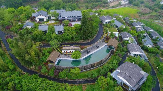 三清山雷迪森酒店是一家集旅游文创,康养疗愈为一体的别墅型山林度假