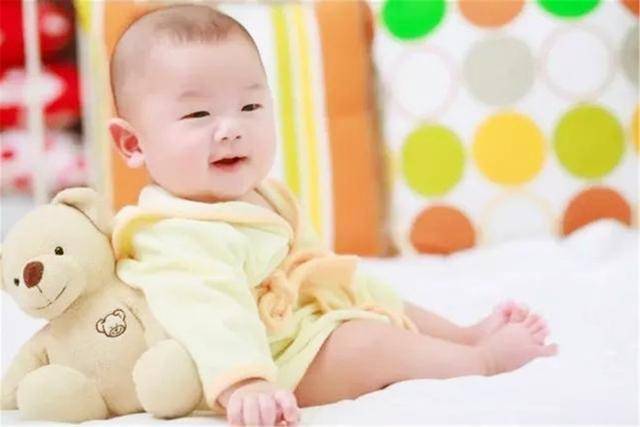 宝宝几个月能独坐？虽有个体差异，但坐得太早会伤害脊椎