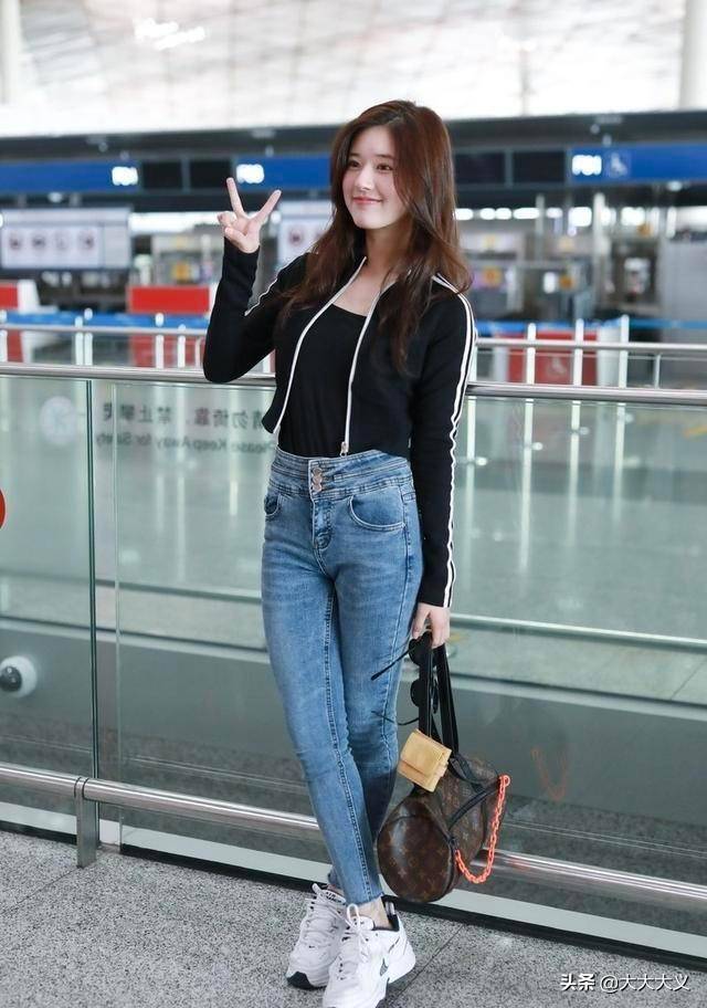 原创赵露思紧身牛仔裤写真清纯可爱翘楚俏皮小女孩让人不得不爱