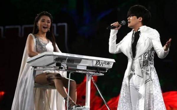 让主唱位置一直空缺,为了帮王小玮完成演出,徐子崴暂时接下了这个位置