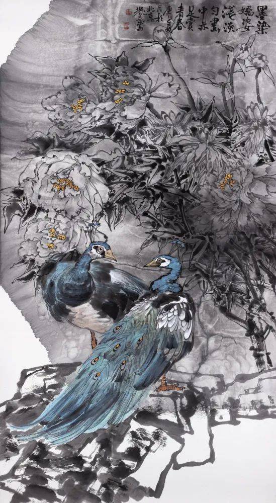 郑瑰玺《翠羽耀生辉》郑瑰玺《春风更相惜》画中孔雀