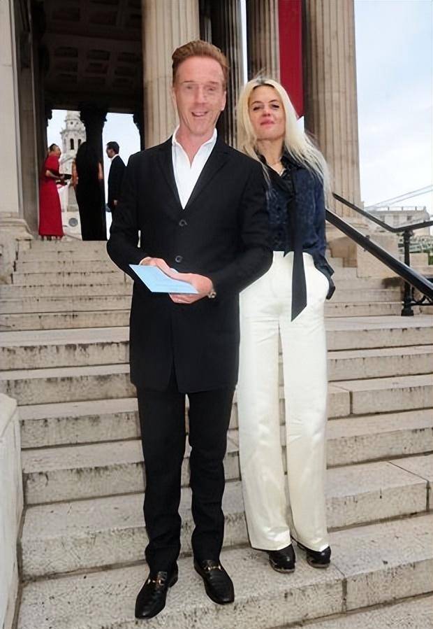 波莉阿姨去世仅一年多,丈夫交往新女友,女方小8岁当众亲密搂肩_米恩