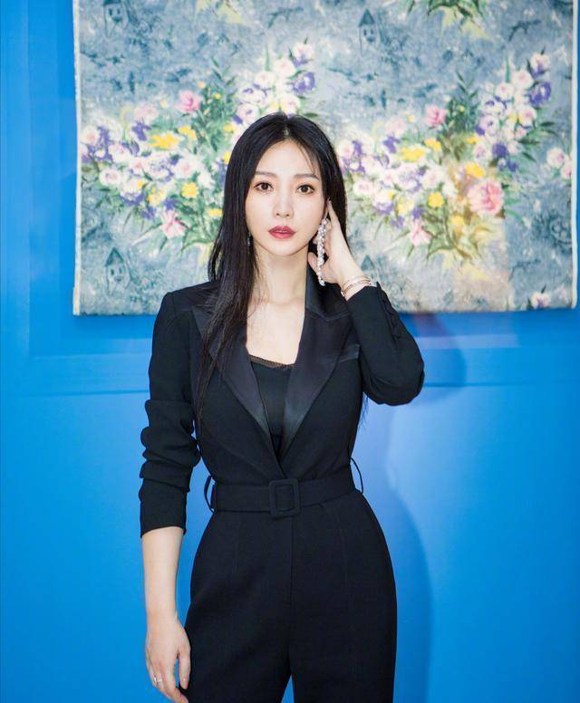"大号水蜜桃"柳岩放得开,时尚穿红裙藏不住时尚,凹凸感十足_的设计