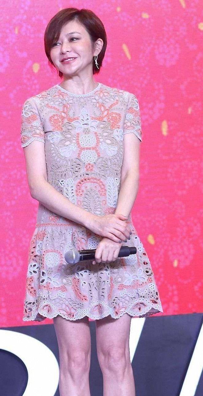 57岁关之琳素颜好真实,穿镂空碎花裙身材发福显水桶腰_粉色_连衣裙
