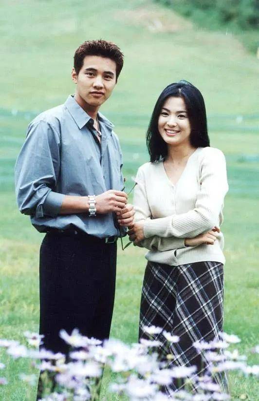 元斌23岁时,凭借和宋慧乔,宋承宪合作的韩剧《蓝色生死恋》大火.