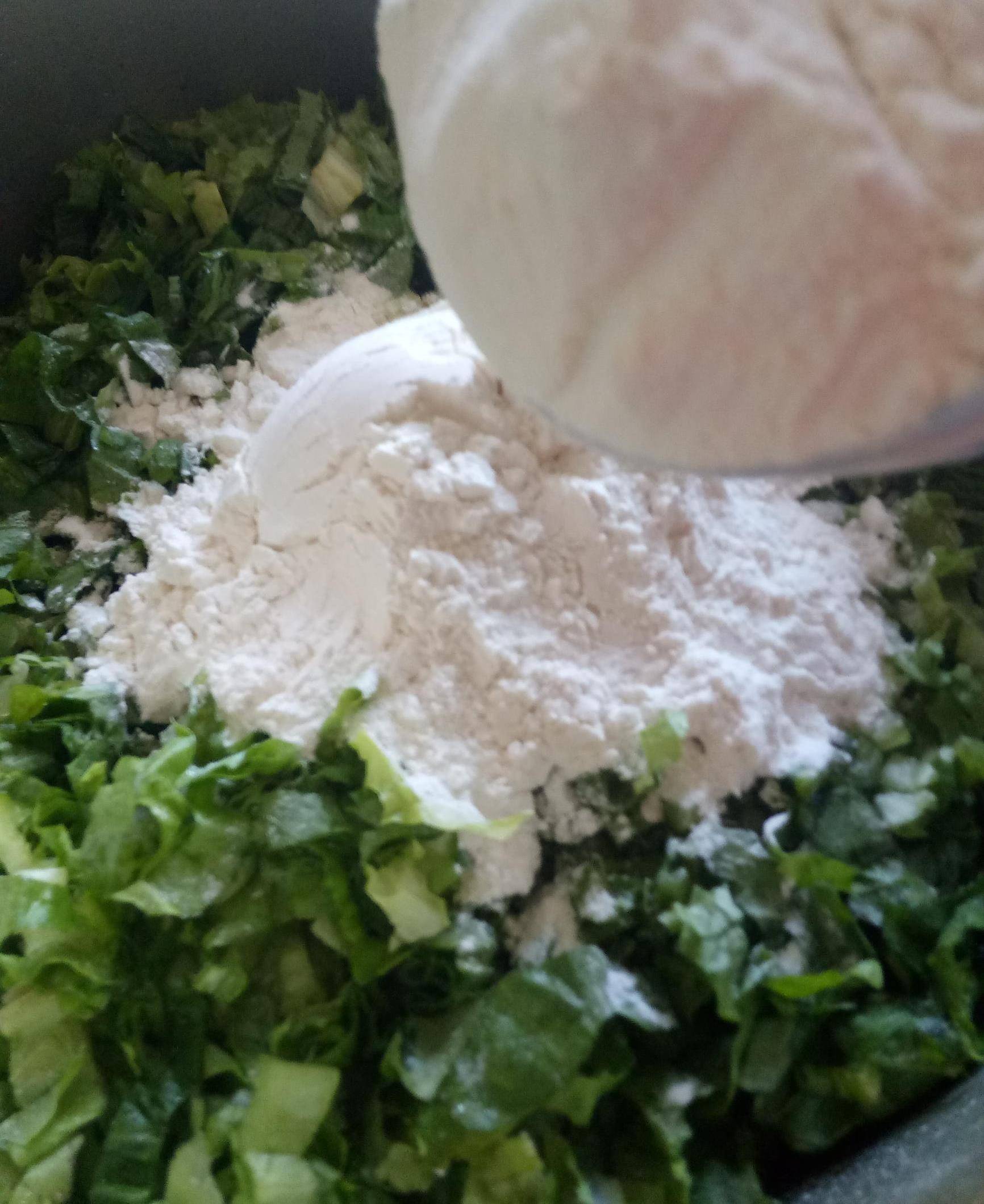 一元两斤的菜叶做好后够六人吃可做主食我家每周都会做一次