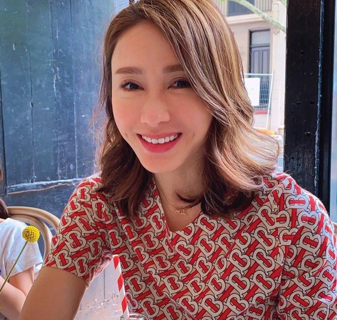 原创48岁黎姿美丽的真不错穿着运动衣服秀身材明星都这么时尚吗