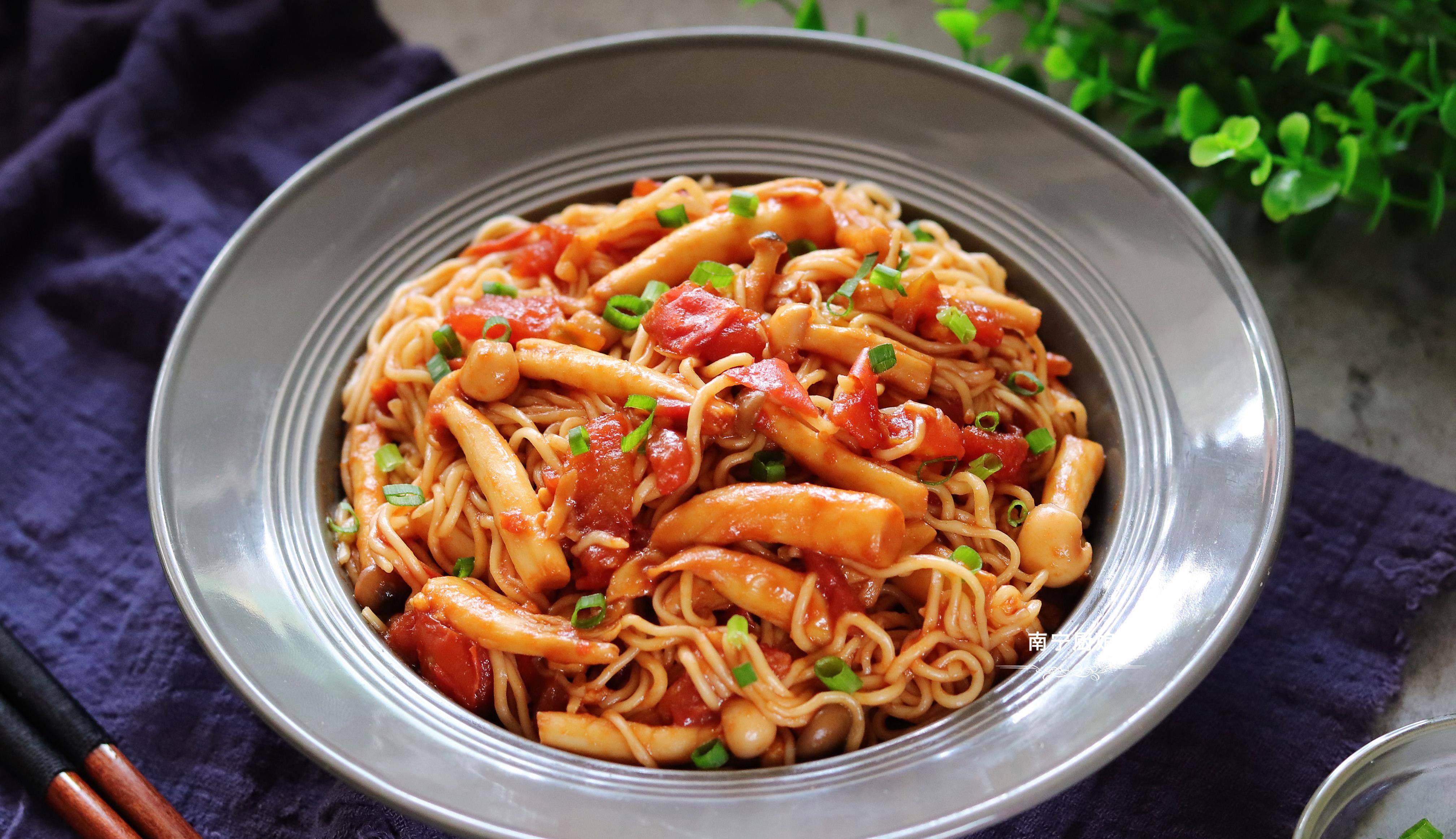 我家早餐不吃油条豆浆迷上了这道茄汁拌面营养美味太馋人了