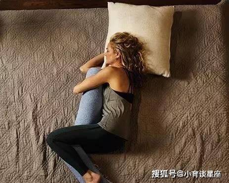 龙卧古时候人们十分讲究"睡如弓",其实就是指侧卧,像一张弓一样.