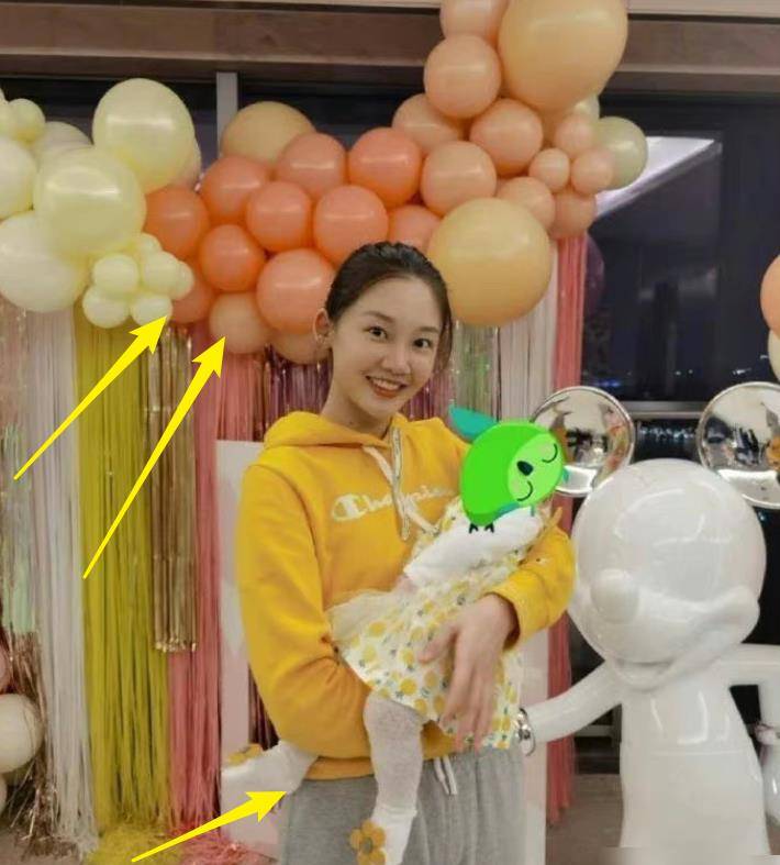 郑恺女儿百日宴照曝光,苗苗手的位置成亮点,夫妻感情如何很显然