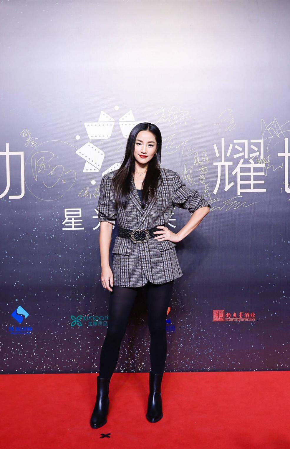 身为国际超模的瞿颖拥有着魔鬼般的身材,因此能够轻松驾驭住各种类型