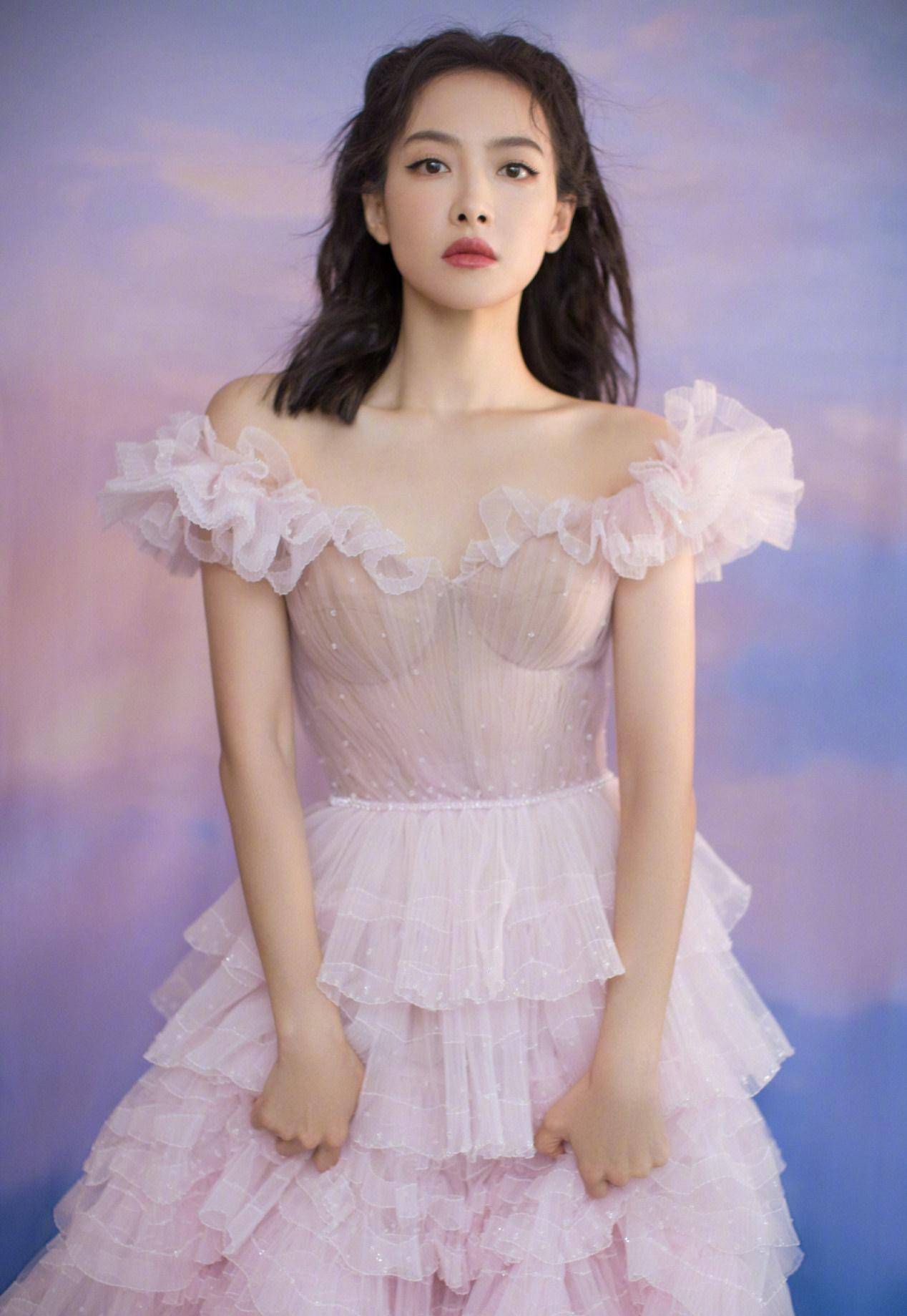 从进入颁奖现场途中的照片可以看出,高定礼服衬得宋茜身材纤瘦,她言笑