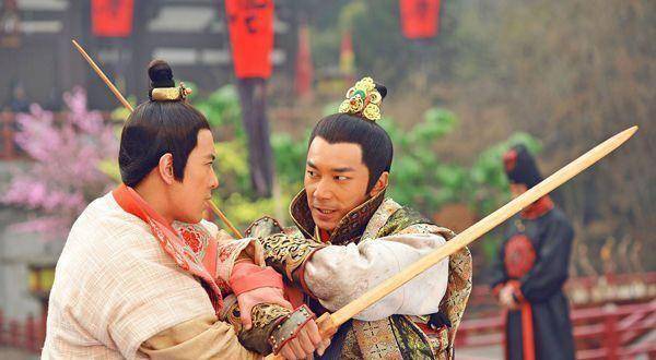 为什么李元吉三箭没射死李世民,李世民却能一箭射死李建成?