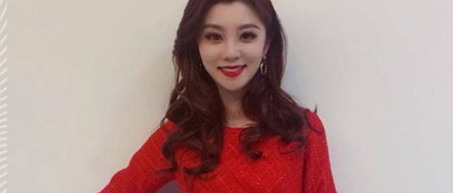 被误认为是沈涛妻子,王牌女郎费费的背后,只是打酱油这么简单?