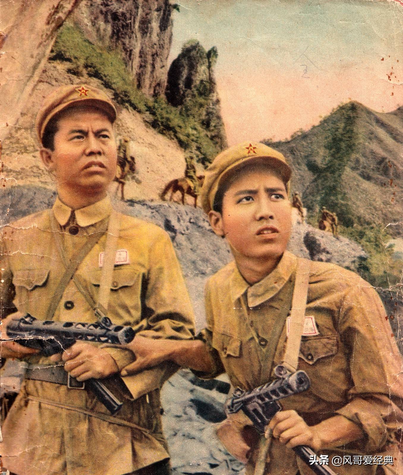 白穆与冯笑在影片《两个巡逻兵》中在愉快而热烈的交谈中,白穆老先生