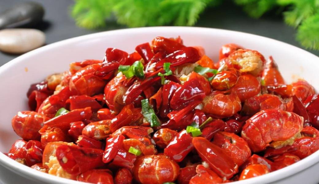 香辣虾尾:虾的身躯弯弯的,却顺畅自如,一节比一节高如竹节般,象征遇事