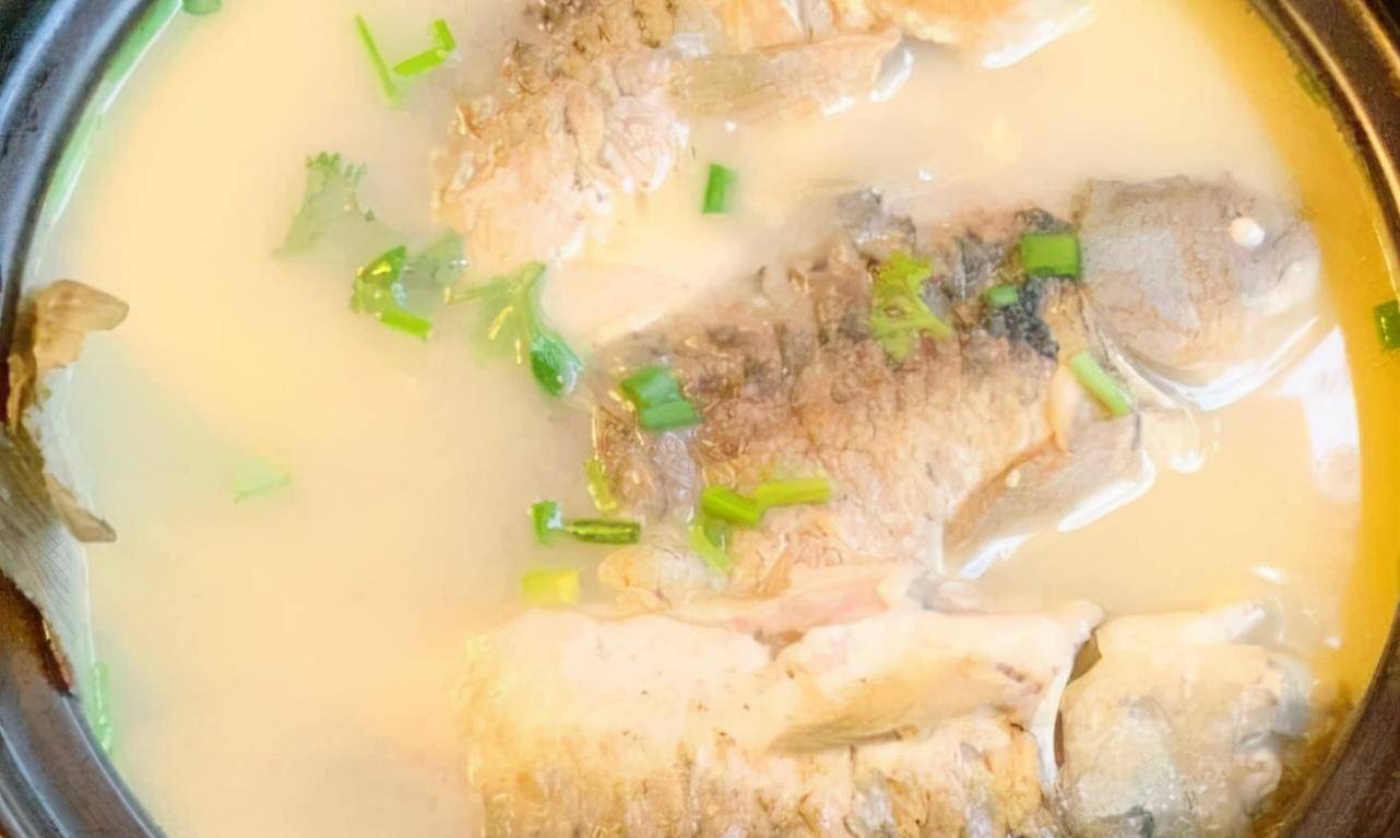 清炖鲫鱼汤：清炖鲫鱼是最常见的淡水鱼，它味道鲜美，肉质香嫩，汤汁鲜嫩无比