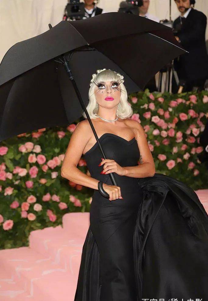 前不久才在奥斯卡拿奖的lady gaga已经很久没有在红毯上尽情释放自我