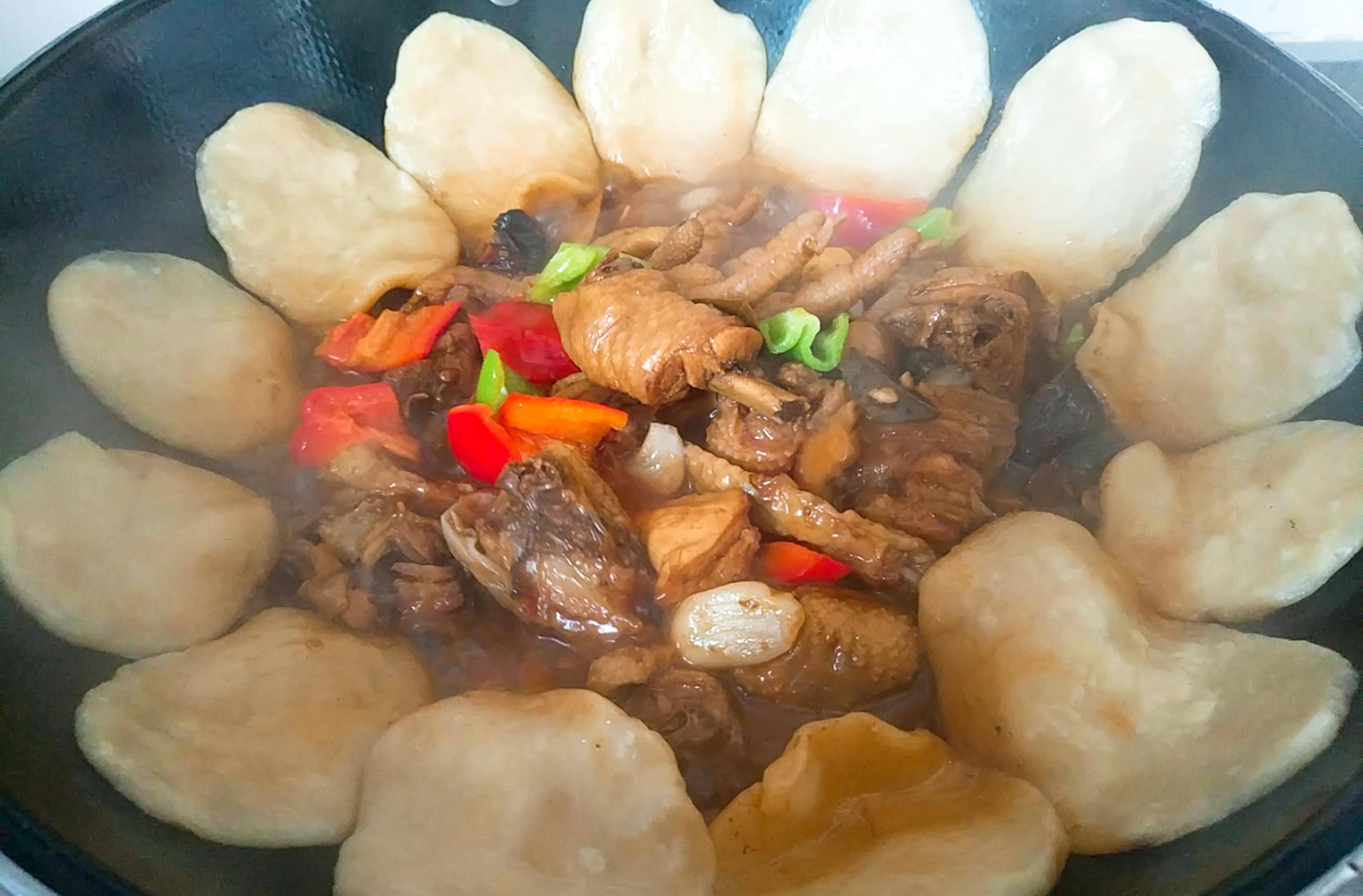 秘制香辣地锅鸡,半只鸡,13个饼,饭菜一锅出,好吃到吮指,过瘾_汤汁